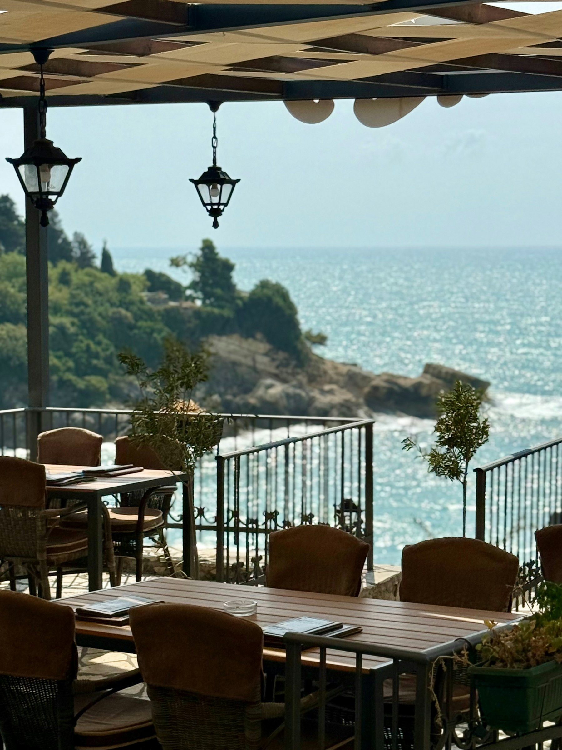 Terrace dining with sea view